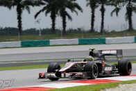 F1: Hamilton uralja Sepangot 73