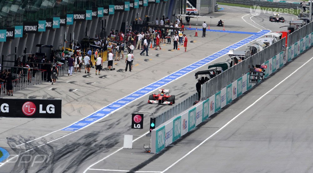 F1: Hamilton uralja Sepangot 37