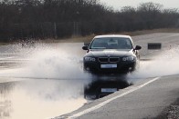 Nedves úton nagy tempóról fékezve méterekkel hamarabb áll meg, mint azzal a gumival, amivel méterekkel később áll meg