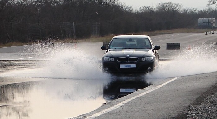Nedves úton nagy tempóról fékezve méterekkel hamarabb áll meg, mint azzal a gumival, amivel méterekkel később áll meg