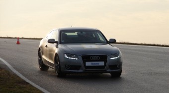 Lány a  gumiteszten