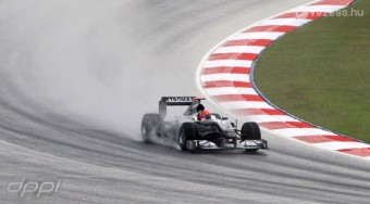 F1: Schumacher az esőgumikra panaszkodik