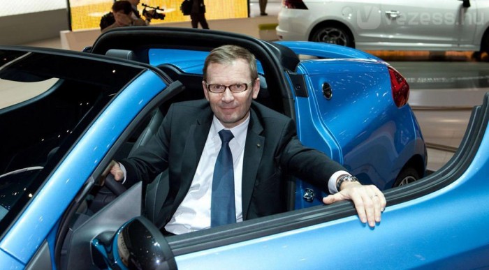 Pélata szerint kétféle kocsira lesz igény. Városban villanyautó, sztrádán dízel