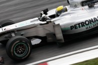 F1: Hamilton örül, Button nem bírt a gumikkal 74