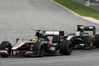 A HRT és a Lotus mindkét autót a célig juttatta