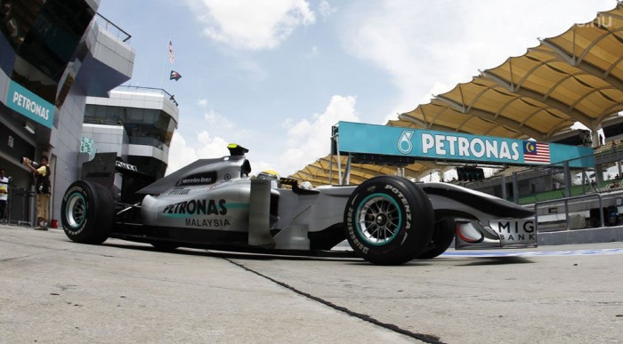F1: Júniusig győznie kell a Mercedesnek