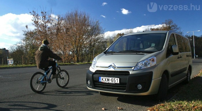 Az LMP áldozna közösségi kisbuszokra a kistelepüléseken