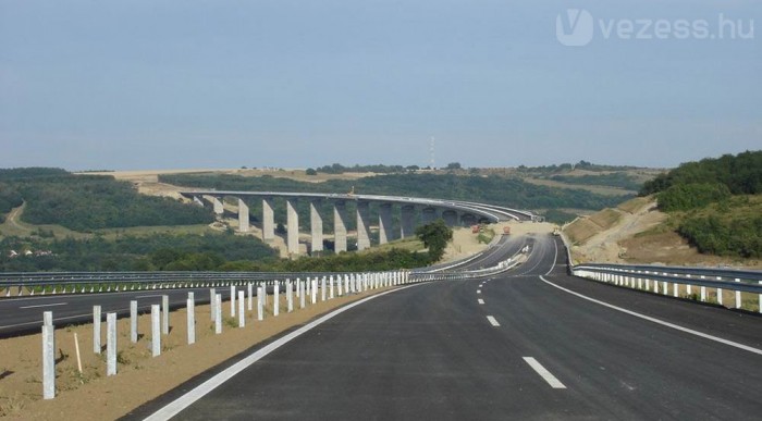 A Fidesz útépítéssel segítené egy Kárpát-medencei gazdasági térség működését 