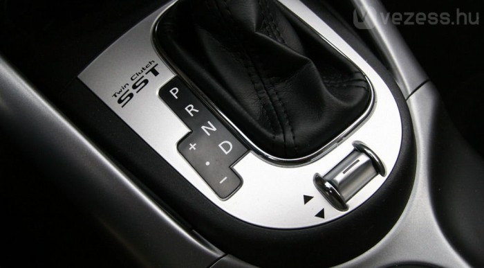 Teszt: melyik a jobb dízel SUV? 11 | Vezess Sport üzemmódja is van a kettős kuplungos Mitsubishi váltónak