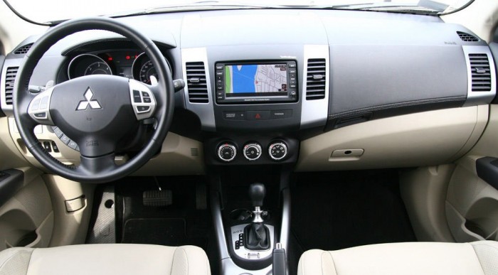 Teszt: melyik a jobb dízel SUV? 15 | Vezess Jól mutat a bőrbevonat a műszerfalon