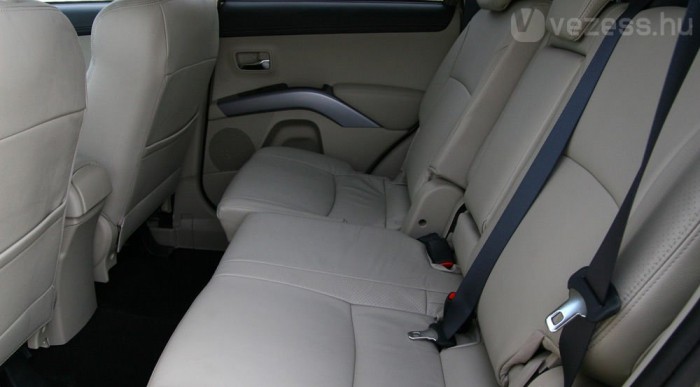 Teszt: melyik a jobb dízel SUV? 7 | Vezess Tetszett a jól variálható ülés az Outlanderben