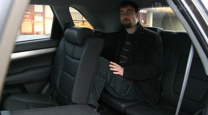 Teszt: melyik a jobb dízel SUV? 9 | Vezess Felnőttek is kibírják itt, ha kell, de a lábtér nem növelhető a fix középső sor miatt