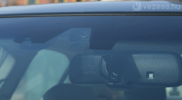 A sávtartó kamerája a tükör mellől figyeli a terelővonalat