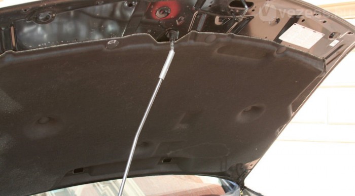 Méltatlanul olcsó megoldás a pálcával tartott motorházfedél