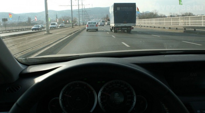 Automatikus fékezéssel csökkenti az ütközésveszélyt