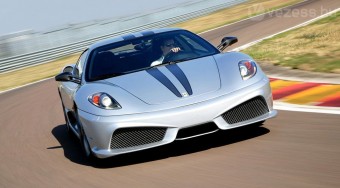 Közel 300-zal száguldott vakon