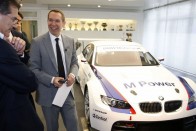 Jeff Koons és Mario Theissen BMW motorsport igazgató az M3 GT2-vel