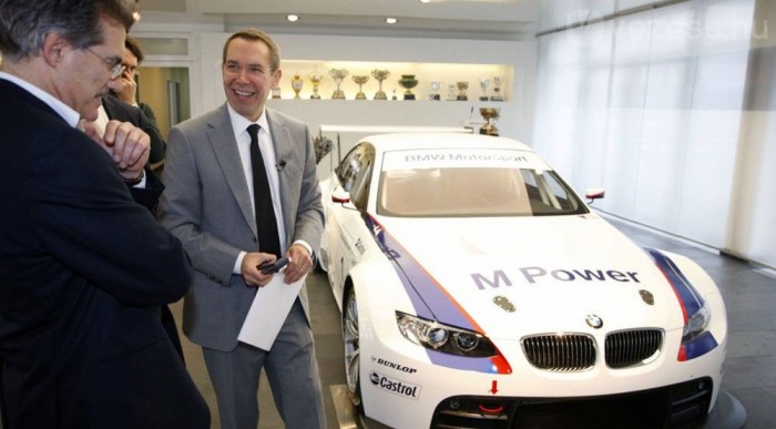 Jeff Koons és Mario Theissen BMW motorsport igazgató az M3 GT2-vel