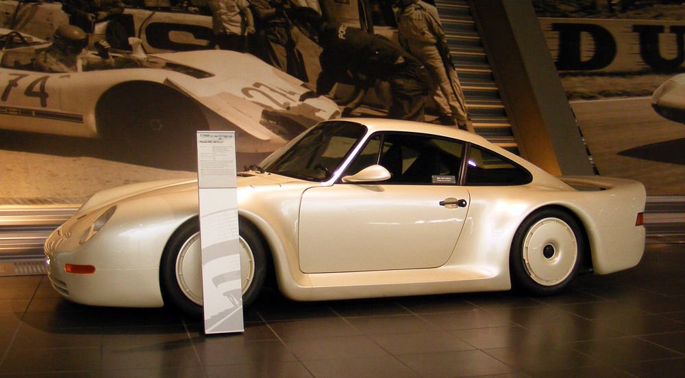 2,85 liter, biturbó, 450 LE, 315 km/h: Porsche 959. Az első prototípust látjuk az 1983-ban bemutatott 250 példányból