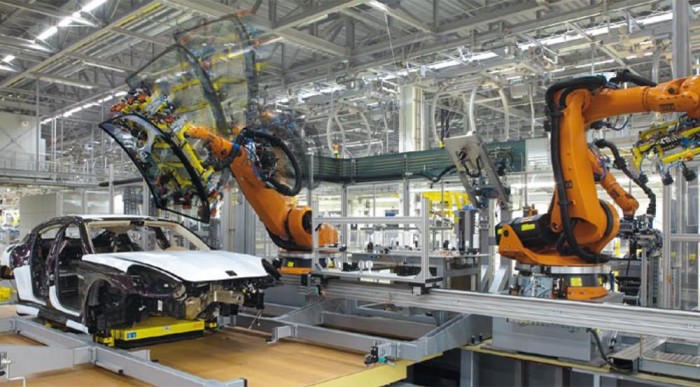 A szélvédő beillesztése robotok feladata (kép: Porsche)