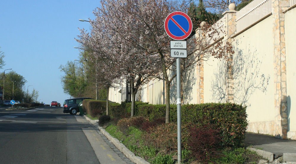 Biztonsági okokból kirakható a rezidencia elé megállni tilos tábla, de a fizető parkolás itt is érvényes