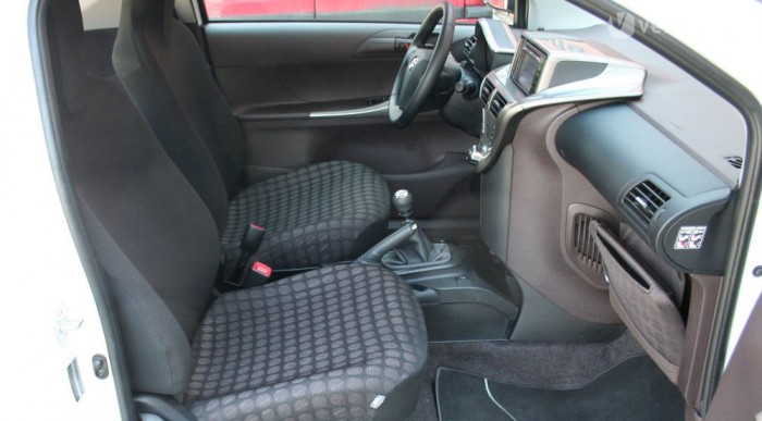 Helyet teremt az aktatáska a kesztyűtartó helyett