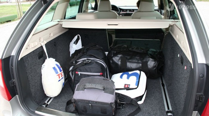 Bent van pár táska, de még lehetne rakodni bőven