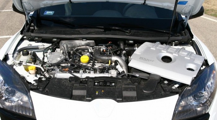 A kétliteres turbó nagyon kulturáltan ad le baromi nagy erőt