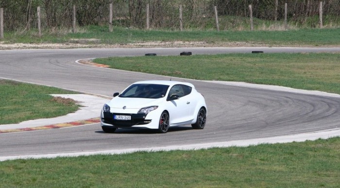 A Mégane puha kormánya megöli az élményt