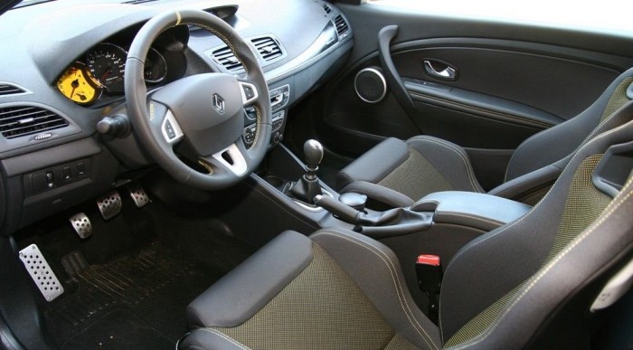 Sárga csíkok jelzik, hogy nem sima Mégane