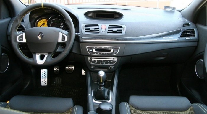 Alig különbözik a nem-sportos kompakt Renault-któl