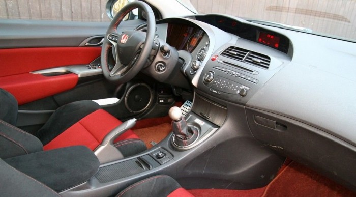 A Civicet inkább felvesszük magunkra, mint beleülünk