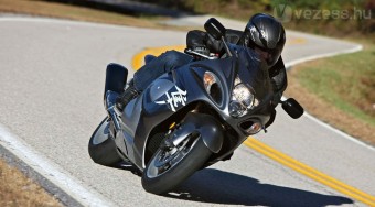 Egy év börtön motoros száguldásért