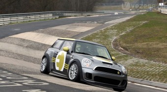 Villanyautóval versenypályán - videó