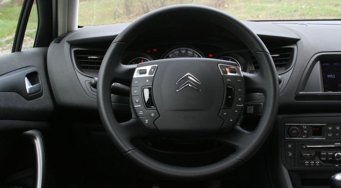 Csak a karima forog, a közepe nem