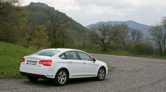 Városban 11 liter fogyaszt, azon kívül a felét