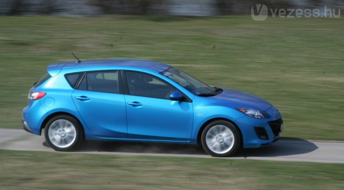 A Mazdát tényleg jó vezetni, futóműve és kormányzása is remek