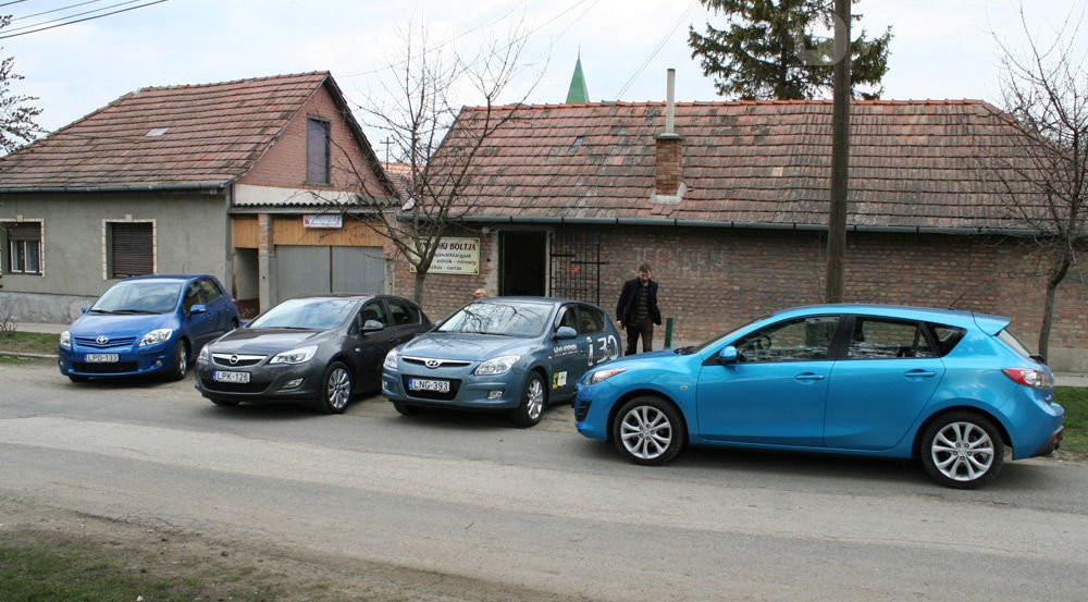 Nógrád váránál járunk, Móniék vegyesboltja előtt