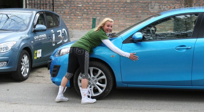 Színe és a formája miatt Móninál a Mazda3 az első