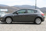 Oldalól hasonlít az Astra, a Mazda3 és az i30 tetőmegoldása