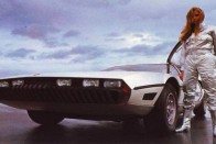 Sci-fi stílusban, ha nem tévedünk, egy Lamborghini Espada mellett.