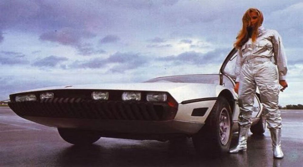 Sci-fi stílusban, ha nem tévedünk, egy Lamborghini Espada mellett.