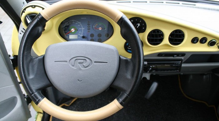 Élénk színekkel leplezi a könnyű, olcsó, de rémesen igénytelen műanyagok sivárságát