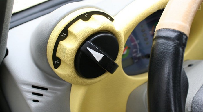 Irányváltó: R(ükverc), N(eutral), F(orward) és B(oost)