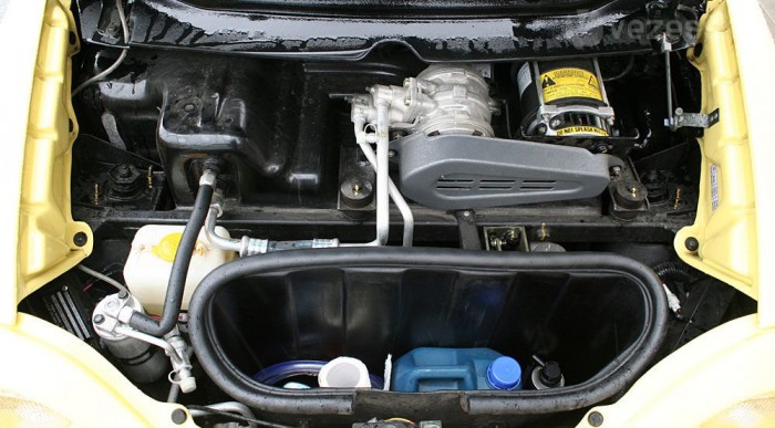 Elöl is van egy kis rekesz az akkuvíznek