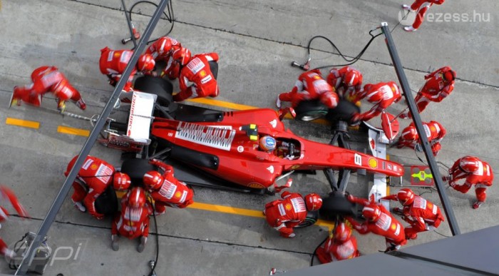 F1: Hivatalos, két gumigyártó verseng 4 | Vezess Mire cserélnek?