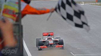 F1: Button győzött a kínai káoszban