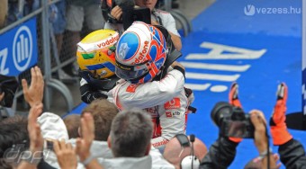 F1: Button megijedt a biztonsági autótól