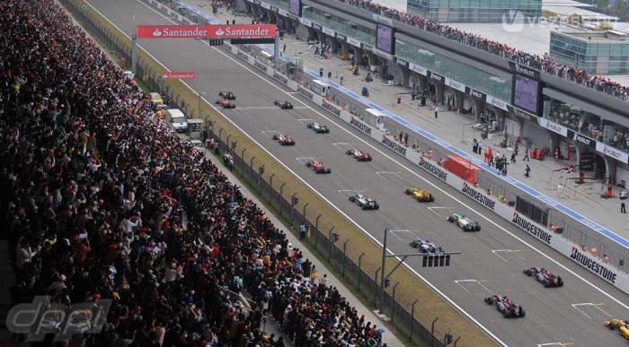 Alonso csúnyán kiugrott a 2010-es Kínai Nagydíj rajtjánál, Button nyert