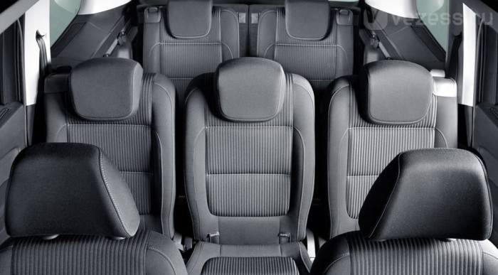 Kivehető helyett a VW konszern padlóba hajtható ülések mellett döntött